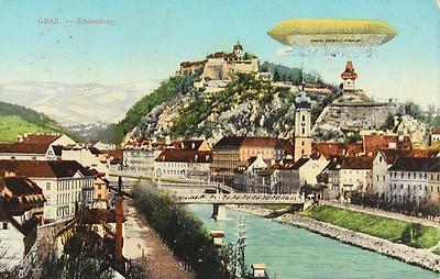 Riesenochs, Messe-Rodelbahn, Die dicke Mitzi, Attraktionen! Attrakionen! Renners „Estaric I“ über dem Grazer Schloßberg… Farbige Bildpostkarte (Photochrom) von 1910. (Foto: IMAGNO)