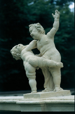 Zwei barocke Putti im Garten von Schloss Greillenstein, © IMAGNO/Gerhard Trumler