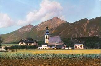 Kirche und Hotel in Großgmain