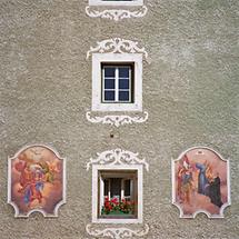 Detailansicht einer Halleiner Altstadtfassade