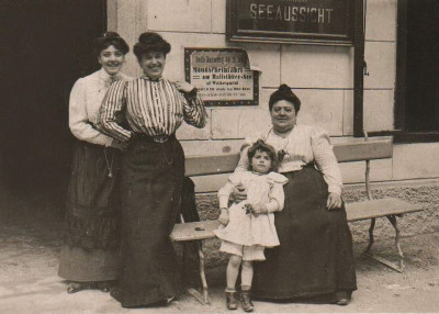 Frauen vor Bootsablegestelle, © IMAGNO/Austrian Archives