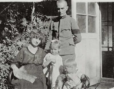 Anton Peschka und Gertrude Schiele mit Kindern, © IMAGNO/Austrian Archives