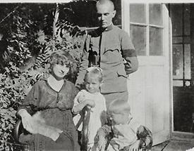 Anton Peschka und Gertrude Schiele mit Kindern