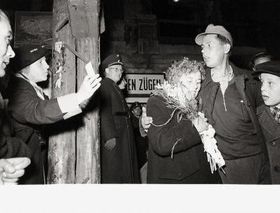 Kriegsheimkehrer am Südbahnhof | Heimkehrer | Historische Bilder