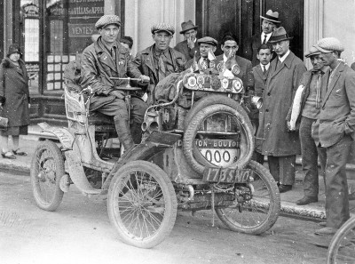 Fahrer mit Automobil nach Europatour, © IMAGNO/Austrian Archives (S)