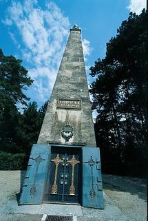 Eingang zur Gruft im Schlosspark von Kleinwetzdorf