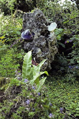 Fels mit Kristallen im Garten von André Heller in Gardone, © IMAGNO/Franz Hubmann