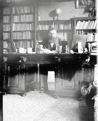 Theodor Herzl am Schreibtisch seines Arbeitszimmers, © IMAGNO/Austrian Archives