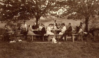 Heuriger in der Nähe von Wien, © IMAGNO/Austrian Archives