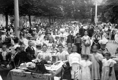 Menschenmassen in einem Gastgarten im Wiener Prater, © IMAGNO/Austrian Archives