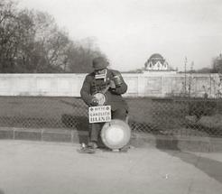 Bettler vor der Stadtbahn