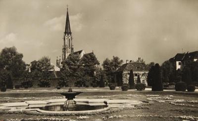 Schönbrunn Parterre beim Palmenhaus mit Blick auf die Hietzinger Pfarrkirche, © IMAGNO/Austrian Archives