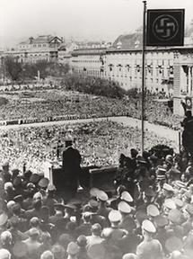 Adolf Hitler am Wiener Heldenplatz