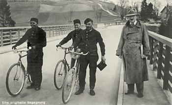 Adolf Hitler auf einer Brücke mit Schornsteinfegern