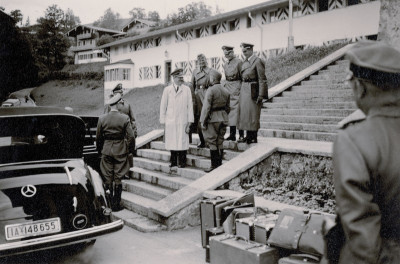 Adolf Hitler auf den Stiegen des Berghofs, © IMAGNO/Austrian Archives