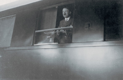 Adolf Hitler am Zugfenster, © IMAGNO/Austrian Archives