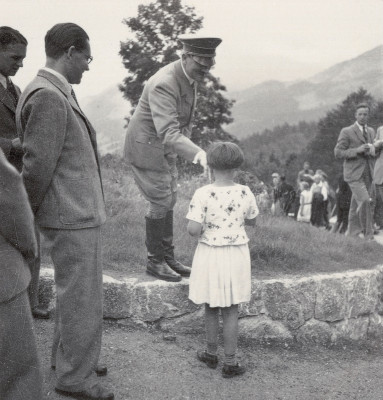 Ein kleines Mädchen überreicht Adolf Hitler ein Geschenk, © IMAGNO/Austrian Archives