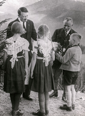 Kinder überreichen Adolf Hitler einen Blumenstrauß, © IMAGNO/Thomas Sessler Verlag