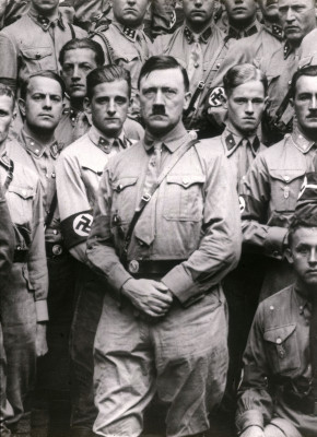 Adolf Hitler mit SA-Soldaten, © IMAGNO/Thomas Sessler Verlag