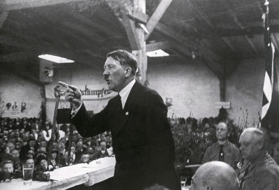 Adolf Hitler bei einer Rede, © IMAGNO/Thomas Sessler Verlag