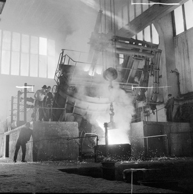 Arbeiter in einem Stahlwerk, © IMAGNO/Barbara Pflaum