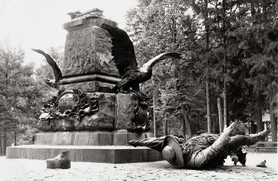 Zerstörtes Andreas Hofer Denkmal in Innsbruck, © IMAGNO/Austrian Archives