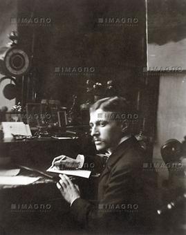 Der österreichische Schriftsteller Hugo von Hofmannsthal bei der Arbeit. Österreich. Photographie. Um 1900.