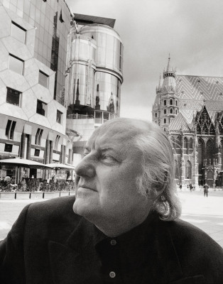 Hans Hollein vor dem Haashaus, © IMAGNO/Franz Hubmann