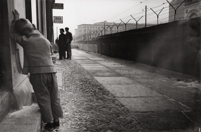 Kleiner Junge an der Berliner Mauer, © IMAGNO/Franz Hubmann
