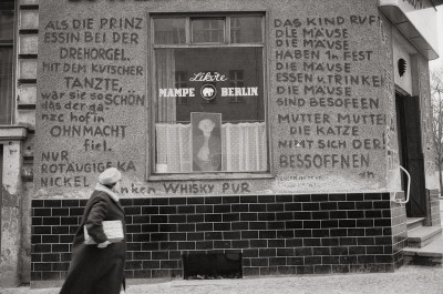 Gedichte an der Aussenmauer einer Kneipe, © IMAGNO/Franz Hubmann