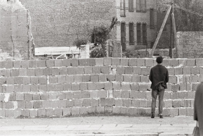 Mann schaut über die Berliner Mauer, © IMAGNO/Franz Hubmann