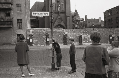 Westberliner vor der Versöhnungskirche, © IMAGNO/Franz Hubmann