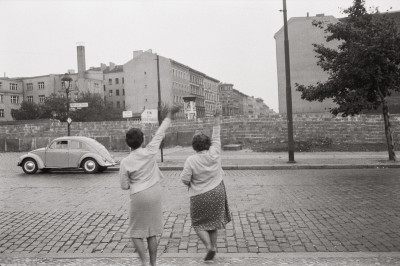 Zwei Frauen winken nach Ost Berlin, © IMAGNO/Franz Hubmann