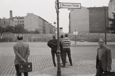 Westberliner schauen nach Ost Berlin, © IMAGNO/Franz Hubmann