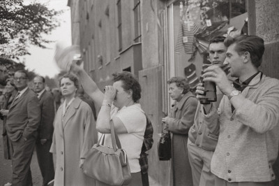 Schaulustige an der Berliner Mauer, © IMAGNO/Franz Hubmann