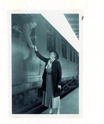 Eine am Perron stehende Frau verabschiedet sich, © IMAGNO/Skrein Photo Collection