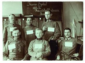Österreichische Offizieren mit Tafeln auf der Brust
