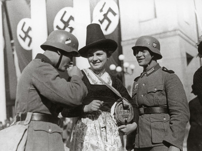 Soldaten beim Schnapstrinken, © IMAGNO/Austrian Archives