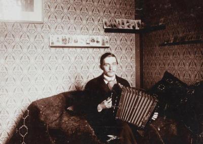 Student mit Ziehharmonika, © IMAGNO/Austrian Archives
