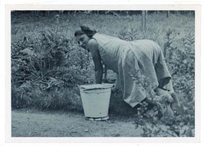 Frau im Garten, © IMAGNO/Skrein Photo Collection