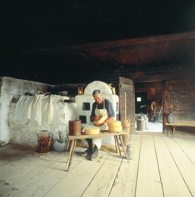 Käsezubereitung in einem Bauernhaus in Salzburg, © IMAGNO/Gerhard Trumler