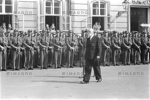 Erste Parade des neu geschaffenen Bundesheeres in der Zweiten Republik. Theodor Körner im Vordergrund. Photographie. 1956.
