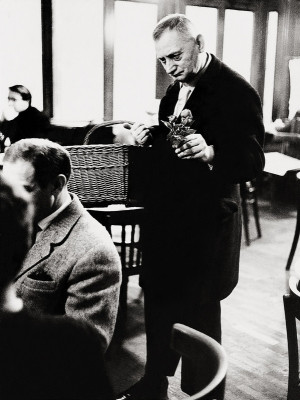 Ein Glücksbüscherl. Café Hawelka, © IMAGNO/Franz Hubmann