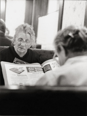 Lesende Damen im Cafe Hawelka in Wien, © IMAGNO/Franz Hubmann