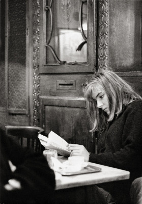 Lesende junge Frau im Cafe Hawelka in Wien, © IMAGNO/Franz Hubmann