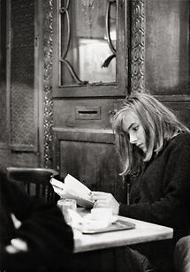 Lesende junge Frau im Cafe Hawelka in Wien
