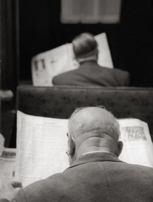 Zeitunglesende Gäste im Cafe Hawelka in Wien, © IMAGNO/Franz Hubmann