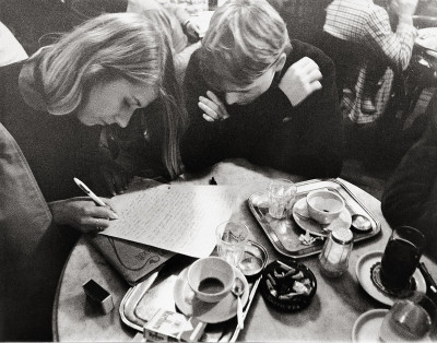 Schreibende Gäste im Cafe Hawelka in Wien, © IMAGNO/Franz Hubmann