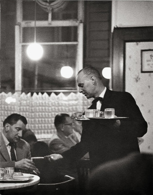 Kellner im Cafe Hawelka in Wien, © IMAGNO/Franz Hubmann