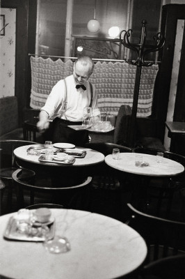 Kellner beim Abservieren im Cafe Hawelka, © IMAGNO/Franz Hubmann